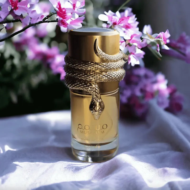 Musamam White Intense Lattafa perfume árabe unissex luxuoso, com notas especiadas e amadeiradas. Fixação intensa e presença marcante.
