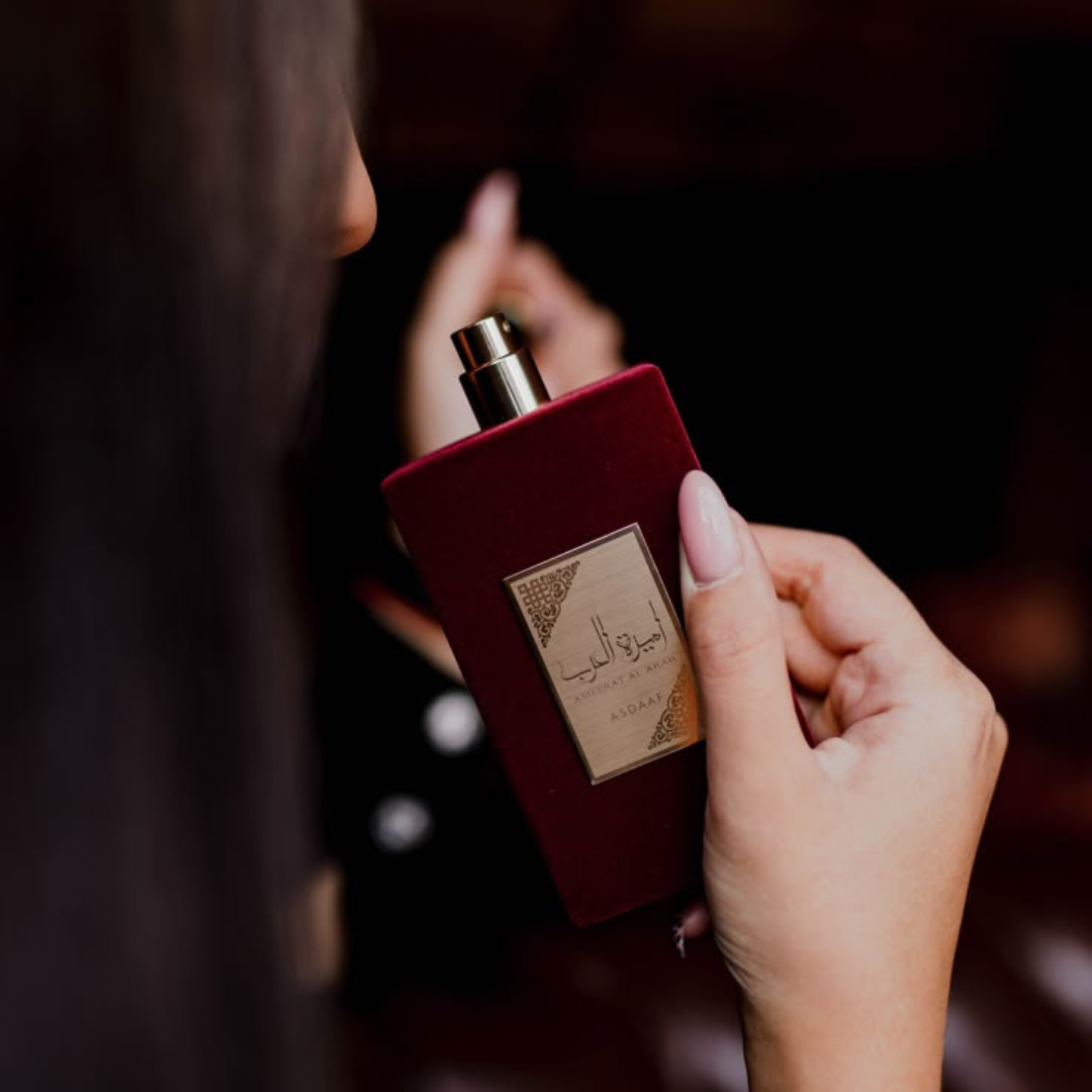 Ameerat Al Arab Lattafa perfume árabe feminino intenso e luxuoso, com notas florais, doces e amadeiradas. Sofisticação e presença marcante.