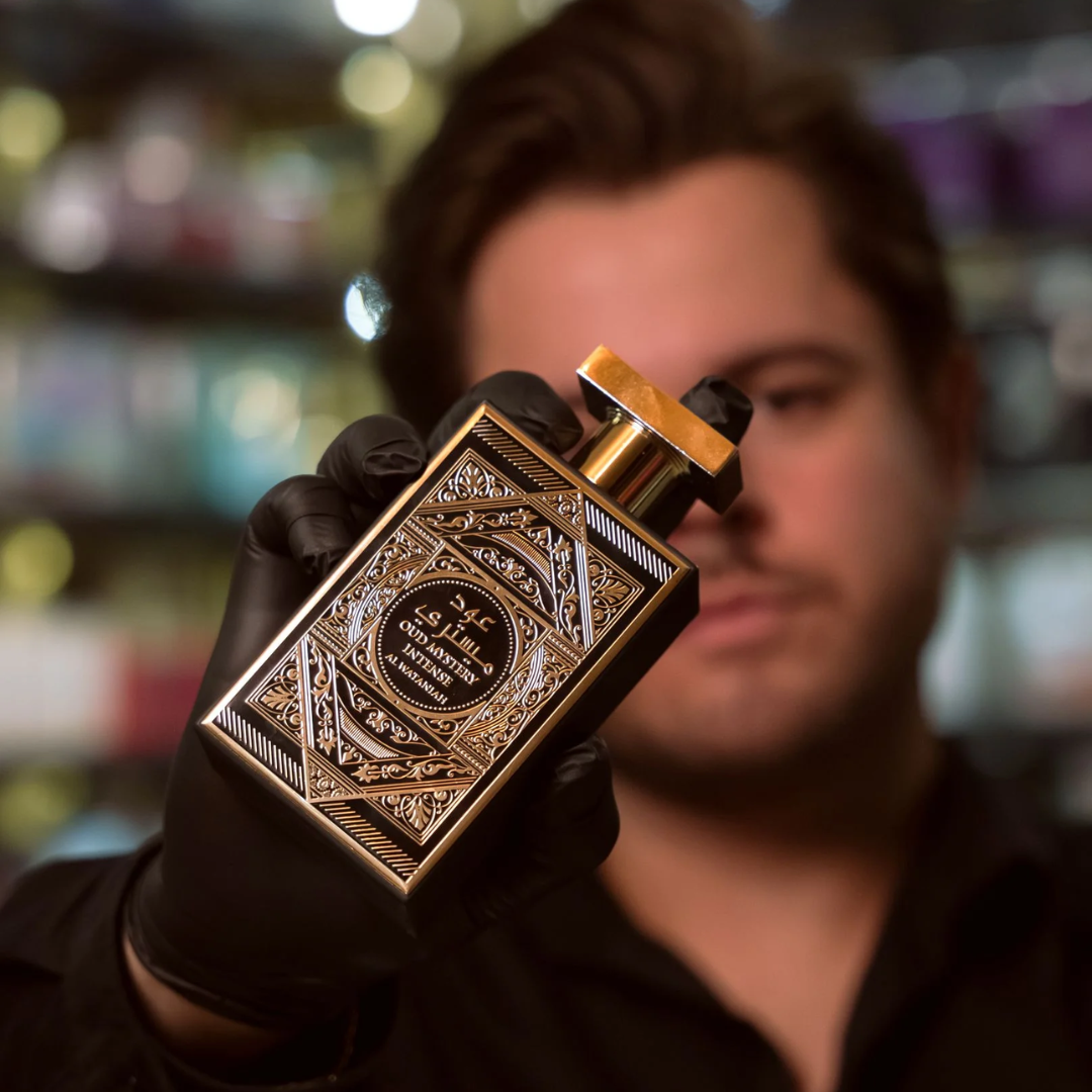 Oud Mystery Intense Al Wataniah: fragrância árabe intensa e luxuosa. Unissex, marcante e sofisticada. Exclusivo na Bravanni.